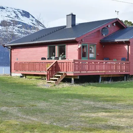 3 Bedroom Stunning In Hol I Tjeldsund Holiday home *